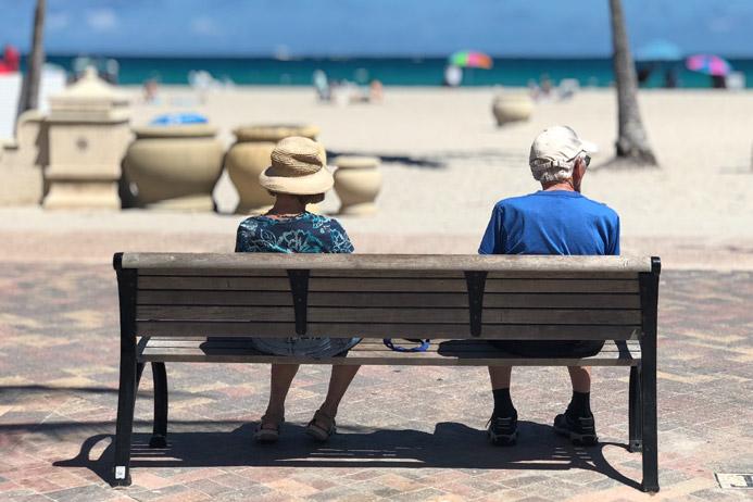 Couple de retraités en bord de mer