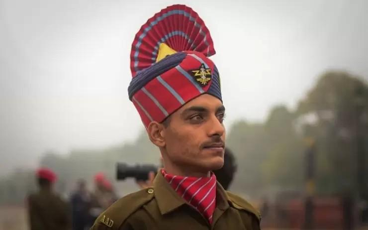 un soldat défilant le 26 janvier à Delhi