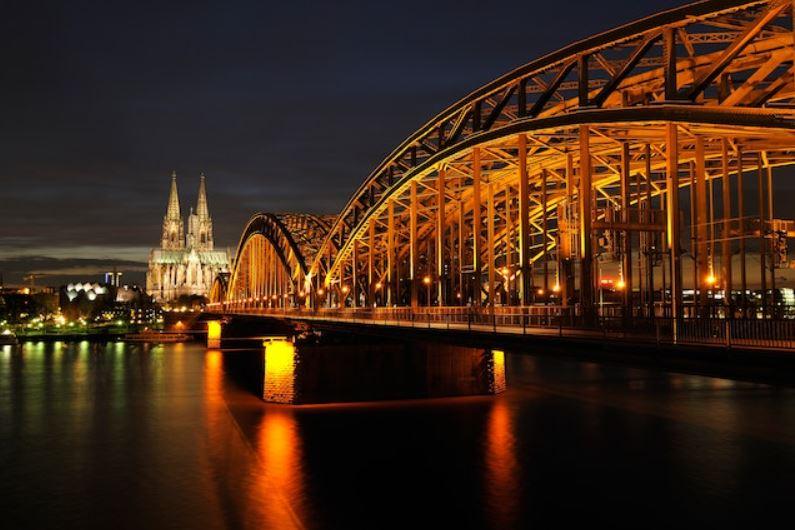 Vue de Cologne la nuit