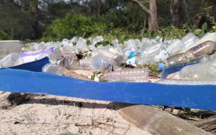 Déchets plastiques sur la plage