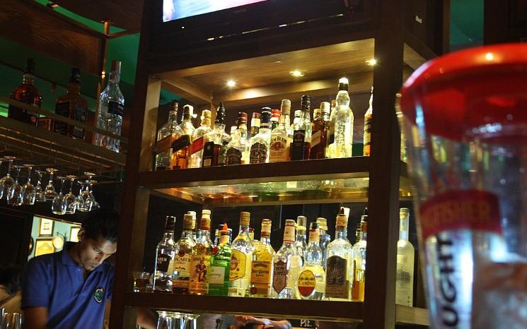 Bouteilles de whisky et de scotch dans un pub à Mumbai