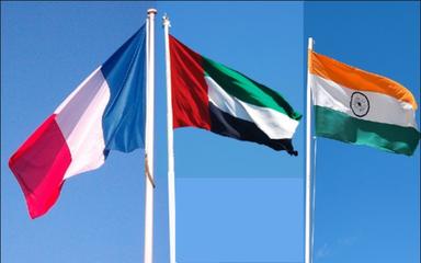 Les drapeaux de la France, des Emirats Arabes Unis et de l'Inde