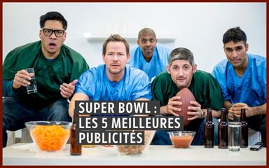 groupe d'homme regardant le super bowl 