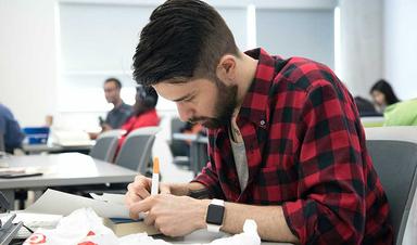 Étudiant dans une salle d’étude Junta Andalucia