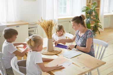 une mère avec ses enfants