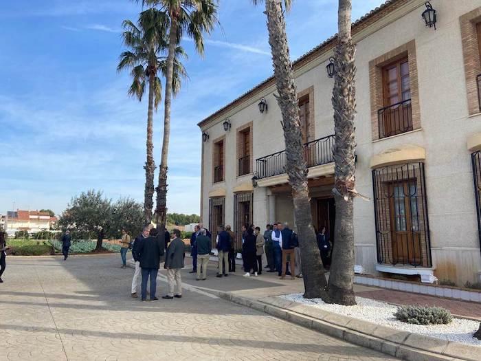 la façade de la fundacion Cajamar avec des palmiers