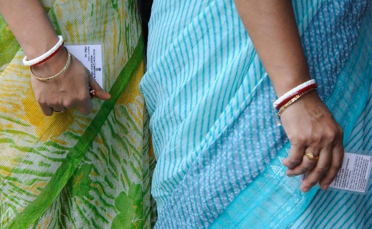 Deux femmes indiennes allant voter 