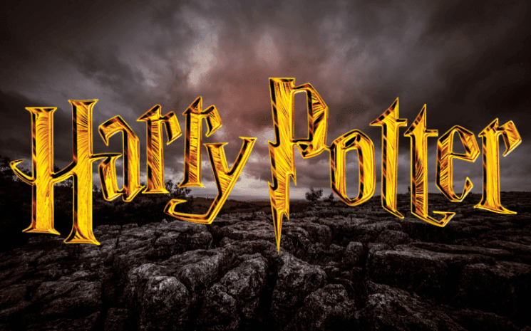 Le logo Harry Potter avec un paysage en fond, la franchise est visée par des boycotts à cause des propos de J.K. Rowling