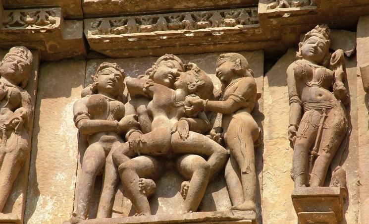 Une sculpture érotique sur un temple de Khajuraho en Inde