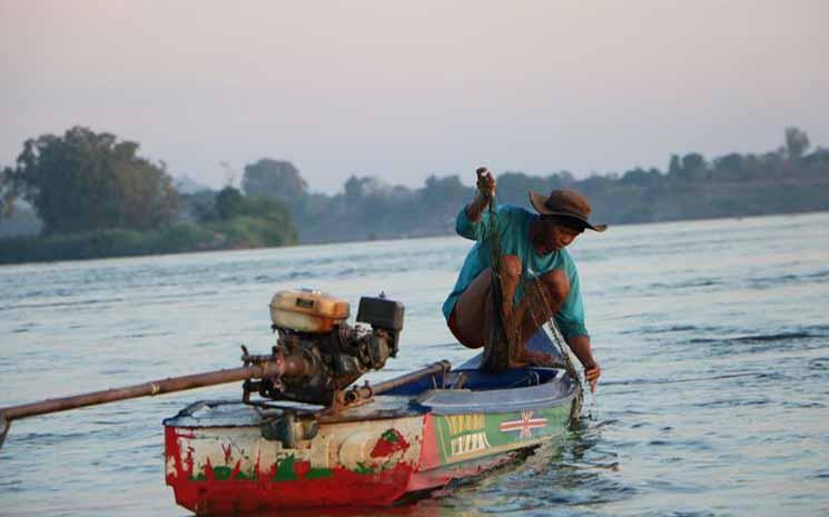 pecheurs cambodgiens sur un bateau 