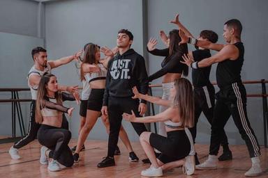 des jeunes en train de prendre un cours de danse à valencia