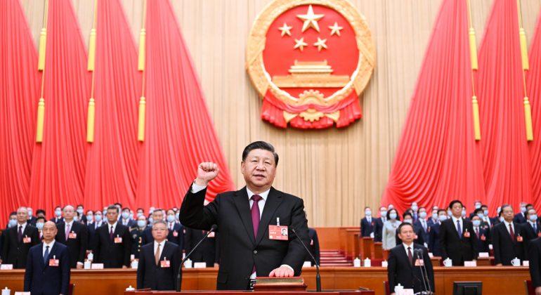 xi jinping au parlement le poing leve