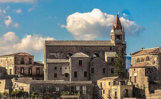 église et village médiéval en Sicile