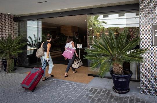 Touristes entrant dans un hotel en Andalousie