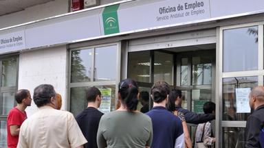 Chômeurs devant un centre pour emploi