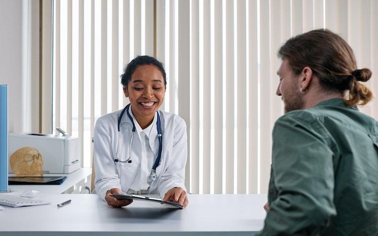 Patient entrain de consulter chez un médecin 