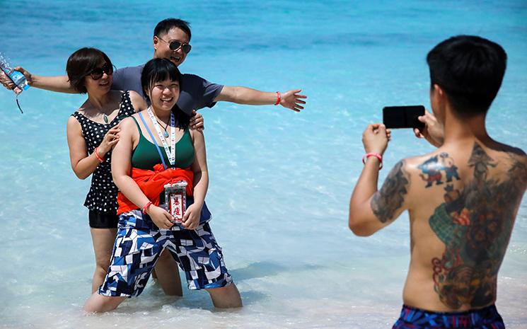 Touristes-chinois-plage-thailande