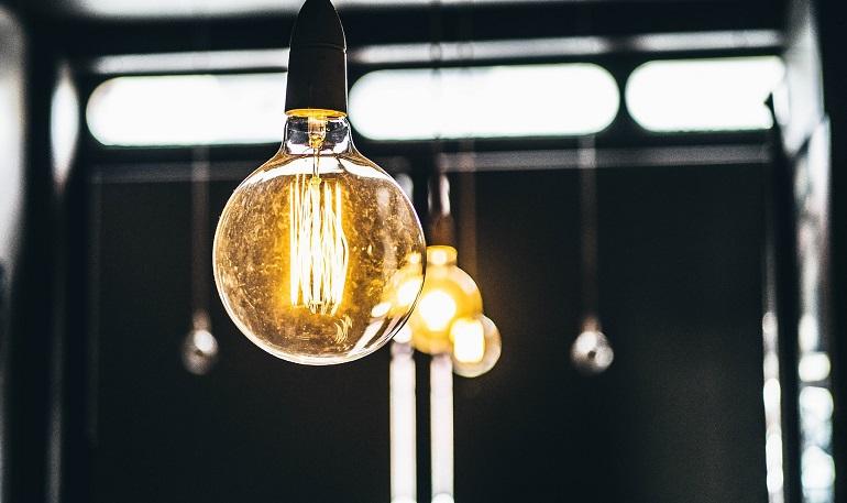 ampoule avec électricité allumée