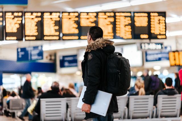 Digital Nomad en voyage à l'aéroport