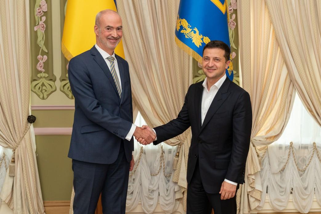 Етьєн_де_Понсен Офіс Президента України Étienne de Poncins, ambassadeur de France en Ukraine, avec le président ukrainien Volodymyr Zelensky lors de la remise de ses lettres de créance