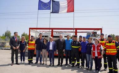 Ambassadeur de France Christian masset avec équipe de la protection civile