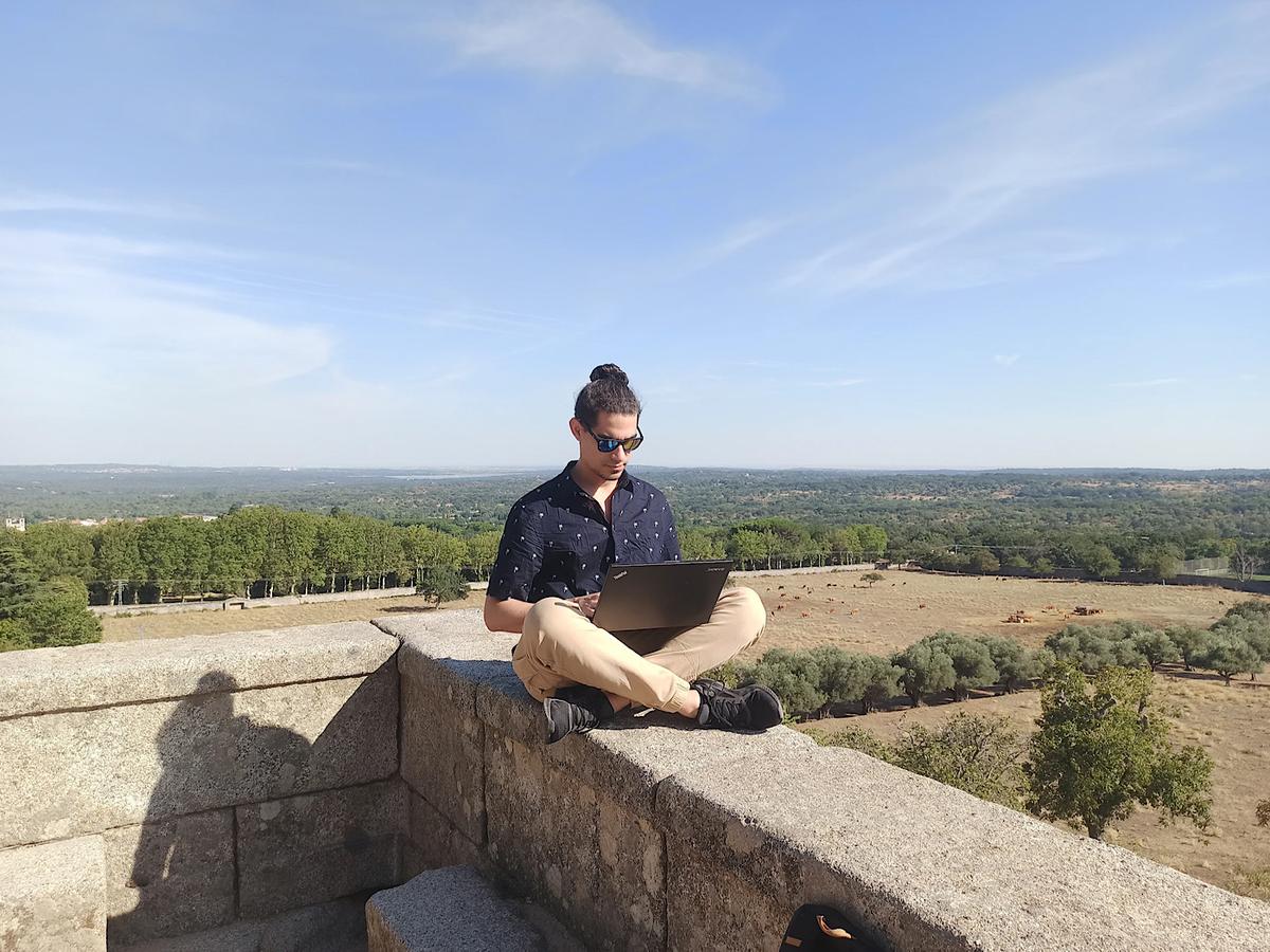 Un digital nomad sur un balcon en Andalousie