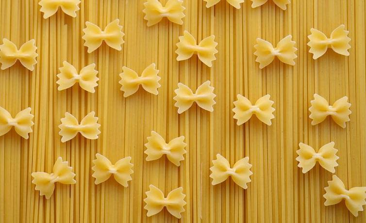 des pâtes Farfalle posées sur des spaghetti