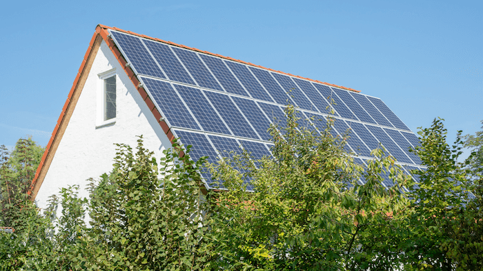 des panneaux photovoltaïques sur un toit