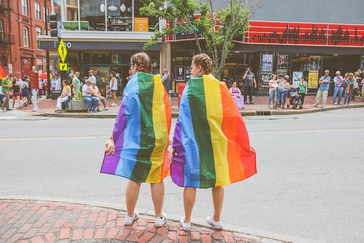 Des expatriées LGBT avec un drapeau arc-en-ciel