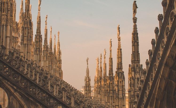 Flèches et statues de la cathédrale Duomo de Milan - diane-picchiottino-unsplash