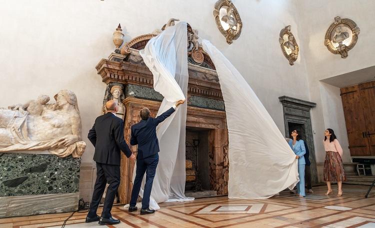 L'Ambassadeur Christian Masset dévoile une cheminée restaurée au Palazzo Farnese  © Ilaria Zago