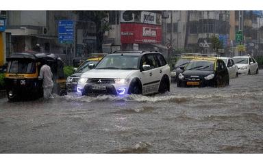 Une rue inondée pendant la mousson à Mumbai