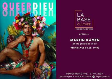 Affiche de l'exposition Queer Dieu à La Base Culture avec un homme dénudé portant une couronne de fleurs