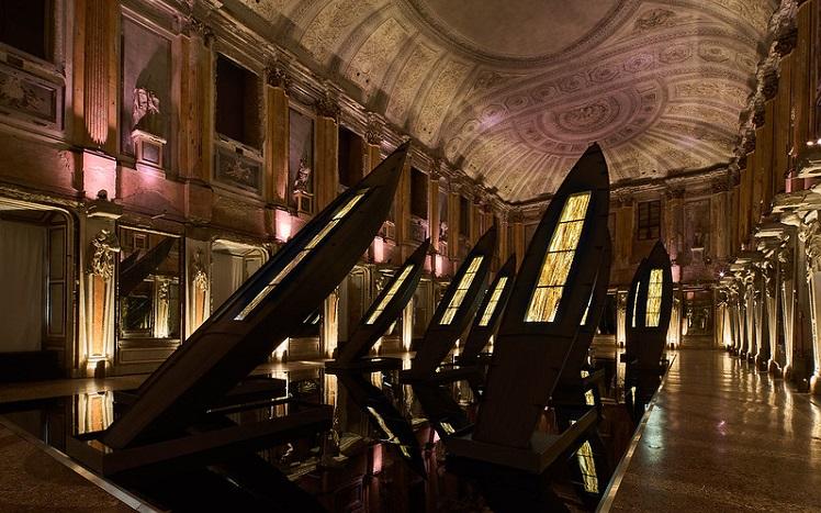 barques exposées dans une salle de musée_2