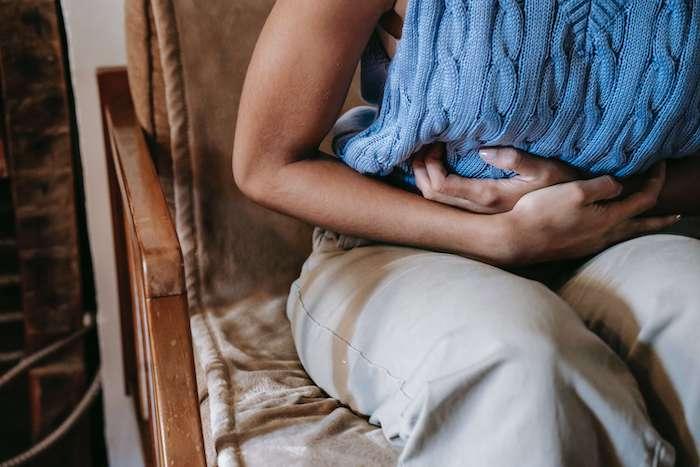 une femme avec des règles douloureuses 