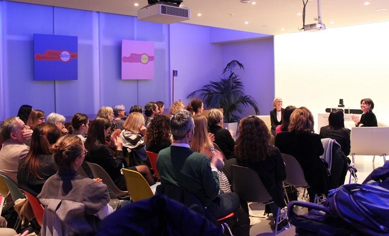 des gens dans une salle de conférence