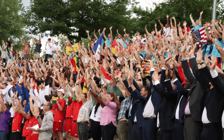 Les élèves des lycées français de l'étranger à la cérémonie d'ouverture des Jeux internationaux de la jeunesse 2023