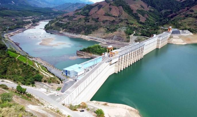 Le lac reservoir de son la est quasi vide au Vietnam