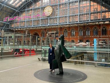 Muriel Carré à la gare de St Pancras, au pied de la statue de Sir John Betjeman