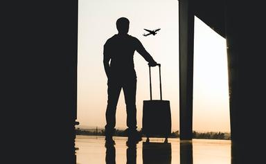 silhouette d'homme avec sa valise regarde un avion dans le ciel - yousef-unsplash