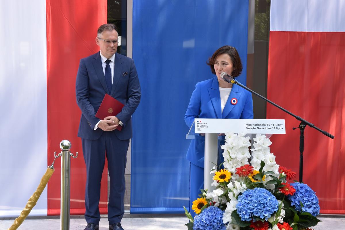 Arkadiusz Mularczyk Mme Stepanyan lors de la cérémonie du 14-Juillet à l'ambassade de France à Varsovie