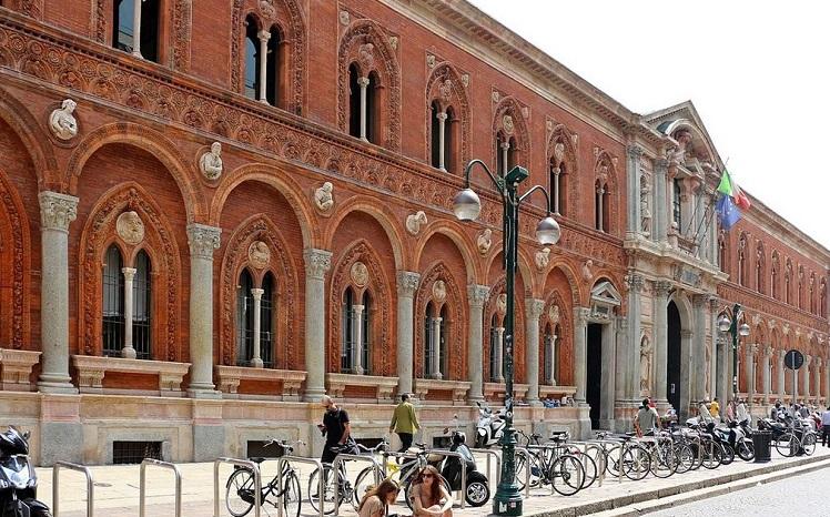 des vélos et étudiants devant l'université statale de milan