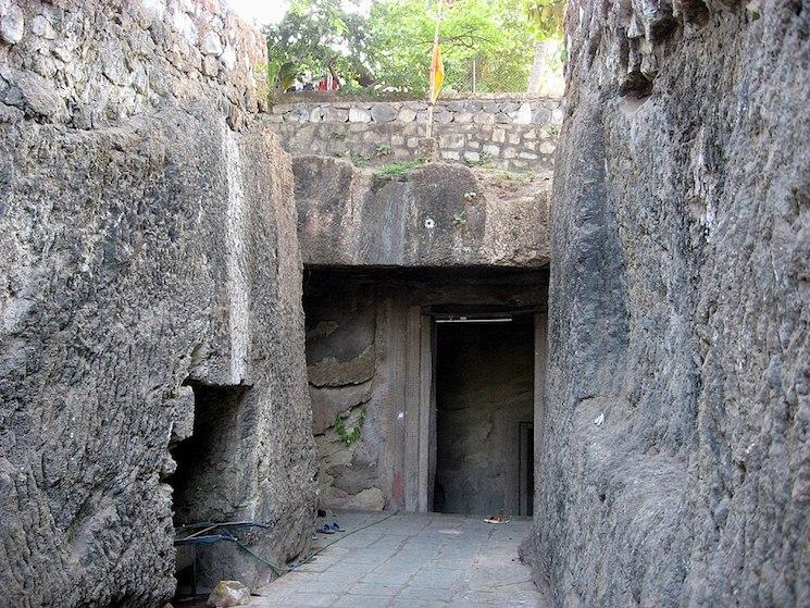 L'entrée des grottes de Jogeshwari à Mumbai