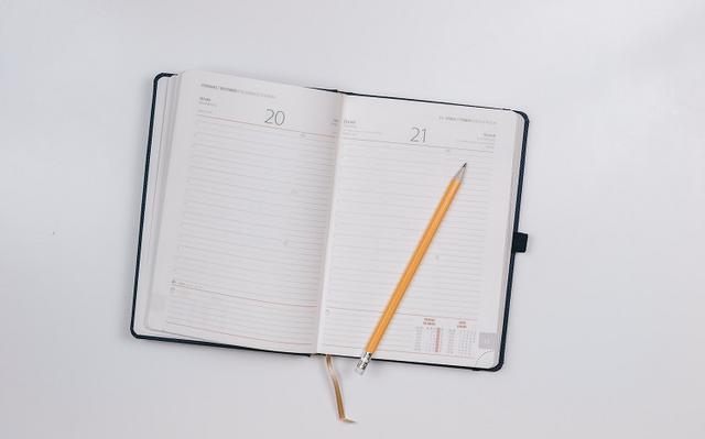 agenda ouvert avec crayon à papier - jeshoots-com-unsplash_0