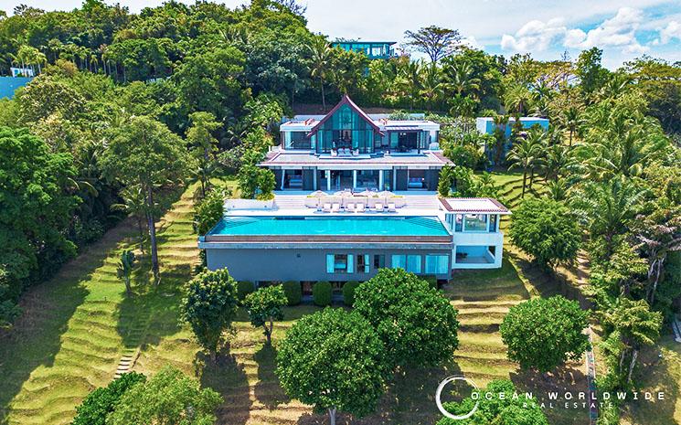 Vue d'une villa surplombant une crique sur le littoral de Phuket en Thailande