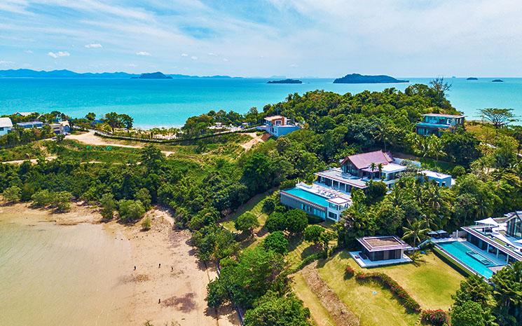 Vue de villas autour d'une crique sur le littoral de Phuket en Thailande