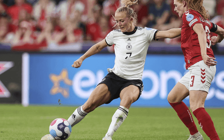 Photo d'une joueuse de l'équipe allemande de football en plein attaque face au Danemark