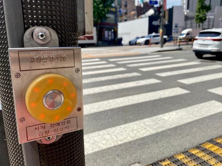 Un passage piéton à Sinchon, Séoul.