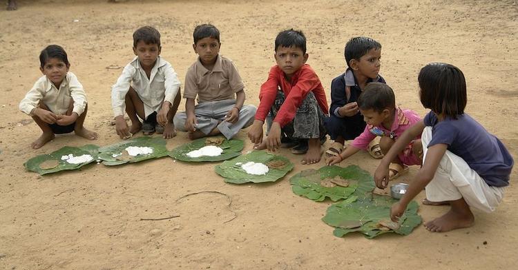 Enfants mangeant par terre en Inde