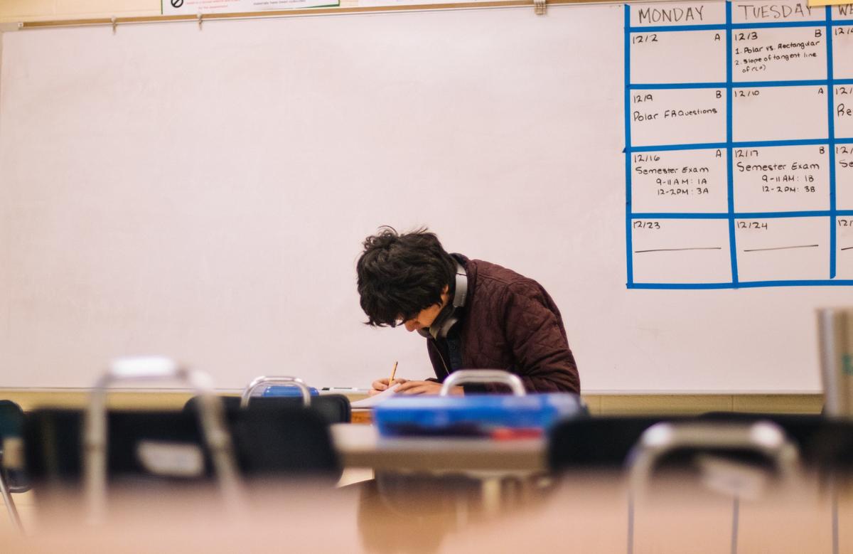 Un élève s'isole au fond d'une salle de classe 